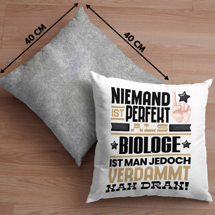 Biologe Geschenk Kissen mit Füllung 40x40 Lustige Geschenkidee für Biologe Geburtstag Niemand Ist Perfekt Aber Als Biologe Ist Man Nah Dran (Grau) Grau Trendation