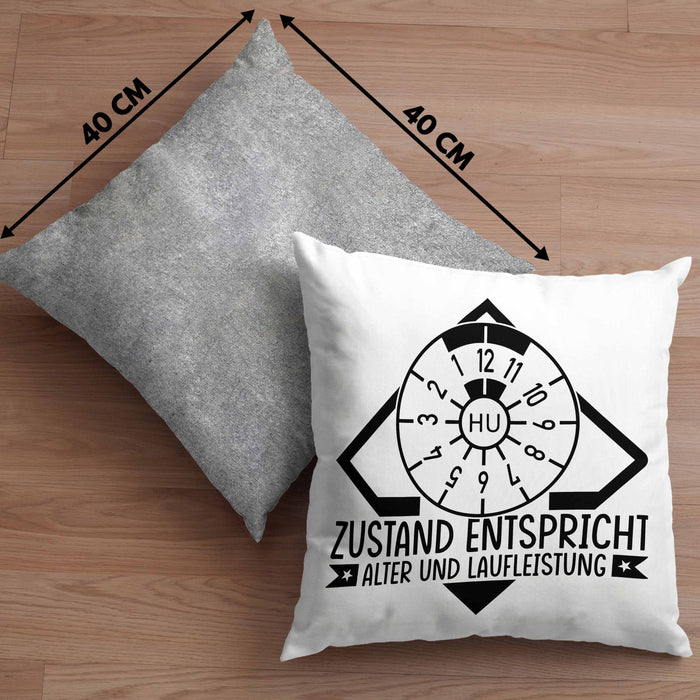 KFZ Mechaniker Kissen mit Füllung 40x40 Geschenk Spruch Männer KFZ Mechatroniker Geschenkidee Werkstatt Zustand Entispricht Alter Und Laufleistung (Grau) Grau Trendation