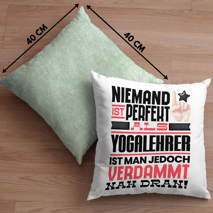 Yogalehrer Geschenk Kissen mit Füllung 40x40 Lustige Geschenkidee für Yogalehrer Geburtstag Niemand Ist Perfekt Aber Als Yogalehrer Ist Man Nah Dran (Grau) Grün Trendation