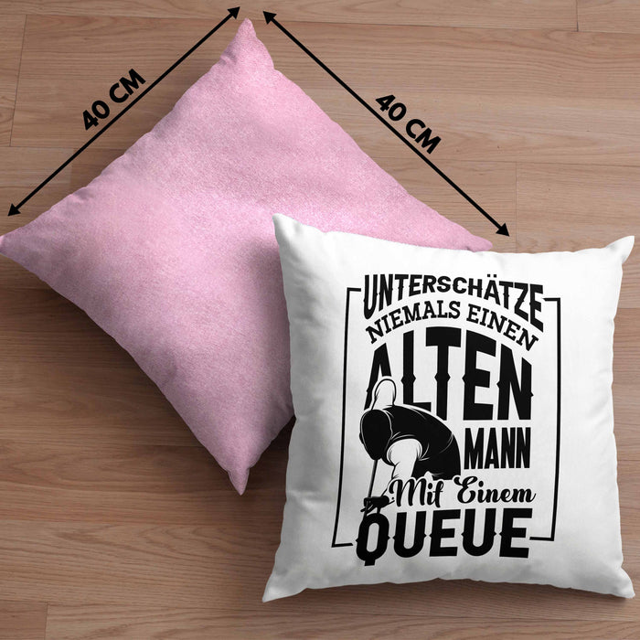 Billard Pool Kissen mit Füllung 40x40 Geschenk Unterschätze Niemals Einen Alten Mann Mit Einem Queue (Grau) Rosa Trendation
