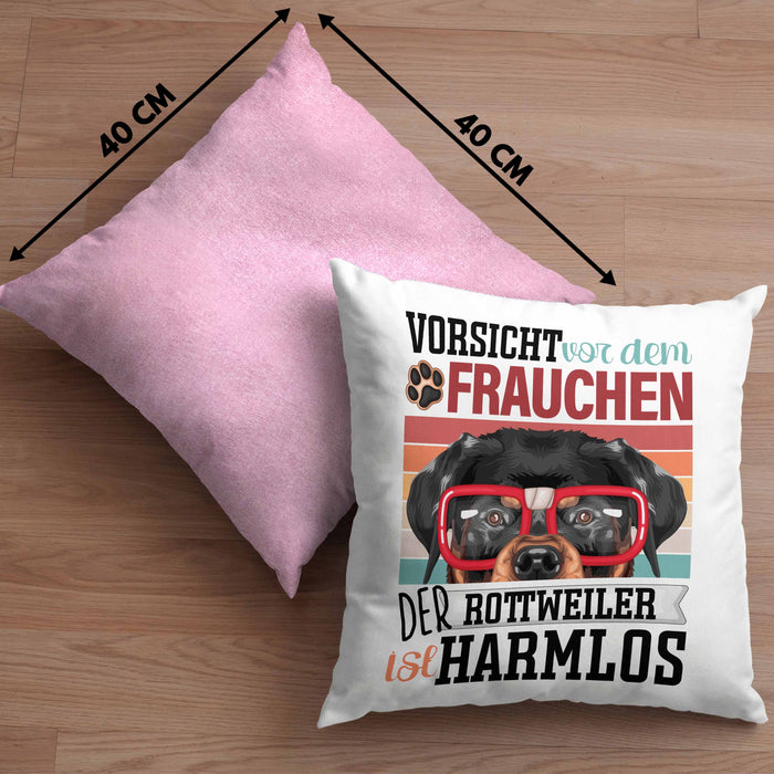 Rottweiler Besitzerin Frauchen Kissen mit Füllung 40x40 Geschenk Lustiger Spruch Geschenkidee Vorsicht Vor Dem Frauchen (Grau) Rosa Trendation