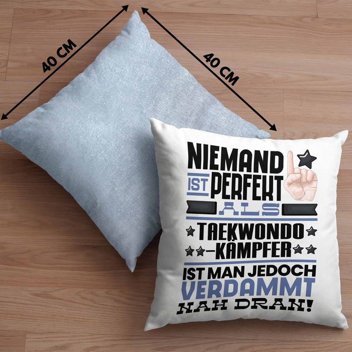 Taekwondo-Kämpfer Geschenk Kissen mit Füllung 40x40 Lustige Geschenkidee für Taekwondo-Kämpfer Geburtstag Niemand Ist Perfekt Aber Als Taekwondo-Kämpfer Ist Man Nah Dran (Grau) Blau Trendation