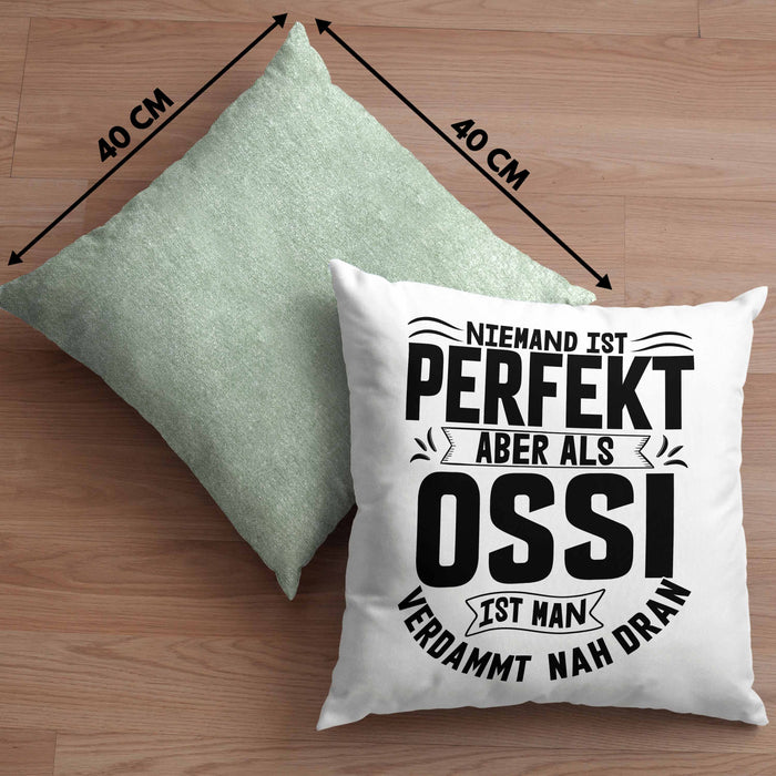Ossi Kissen mit Füllung 40x40 Geschenk Ostdeutschland Niemand Ist Perfekt Aber Als Ossi Ist Man Nah Dran (Grau) Grün Trendation