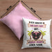 Mops Besitzer Kissen mit Füllung 40x40 Geschenk Lustiger Spruch Geschenkidee Ich Arbeite Hart Damit Mein Mops Seinen Traum Leben Kann (Grau) Rosa Trendation