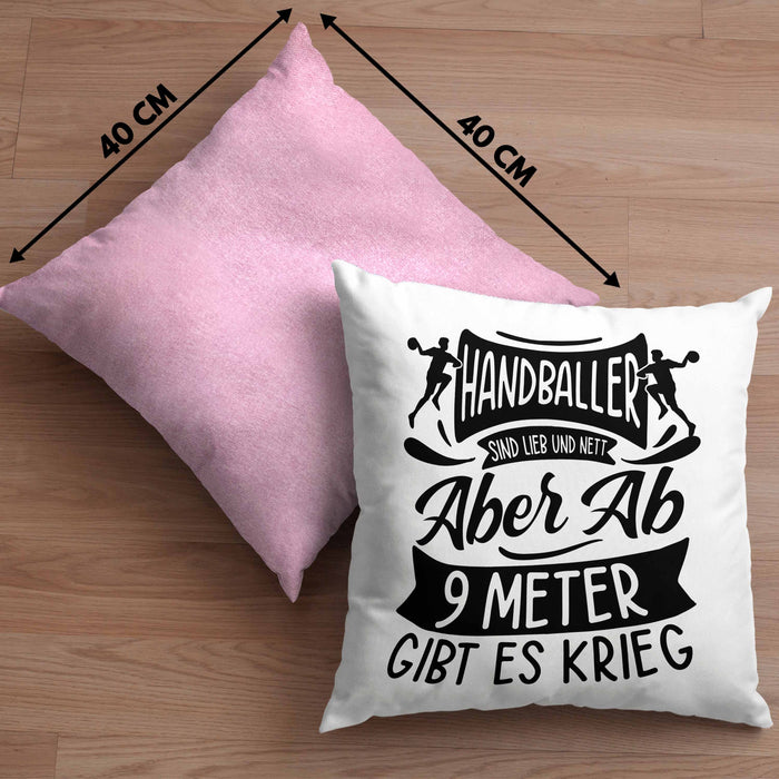 Handball Geschenk Kissen mit Füllung 40x40 Geschenkidee Handball-Spieler Handballspielerin Mädchen Jungs Ab 9 Meter Gibt Es Krieg (Grau) Rosa Trendation