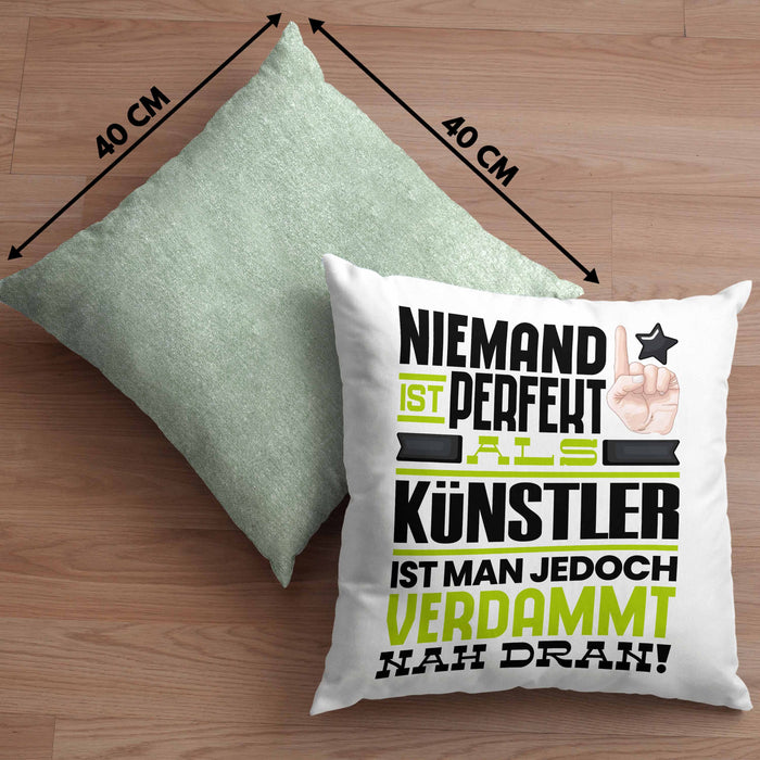 Künstler Geschenk Kissen mit Füllung 40x40 Lustige Geschenkidee für Künstler Geburtstag Niemand Ist Perfekt Aber Als Künstler Ist Man Nah Dran (Grau) Grün Trendation