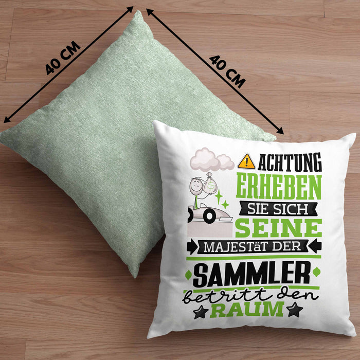 Sammler Geschenk Kissen mit Füllung 40x40 Lustiger Spruch Erheben Sie Sich Der Sammler Betritt den Raum (Grau) Grün Trendation