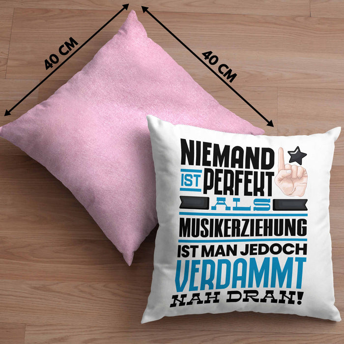 Musikerziehung Geschenk Kissen mit Füllung 40x40 Lustige Geschenkidee für Musikerziehung Geburtstag Niemand Ist Perfekt Aber Als Musikerziehung Ist Man Nah Dran (Grau) Rosa Trendation