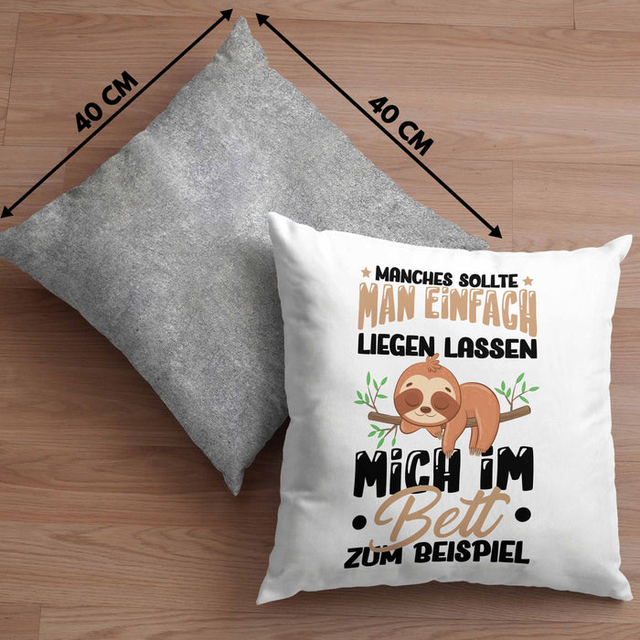 Faultier Kissen mit Füllung 40x40 Geschenk Faullenzer Manches Sollte Man Einfach Liegen Lassen Mich Im Bett Zum Beispiel Freundin Geschenkidee (Grau) Grau Trendation