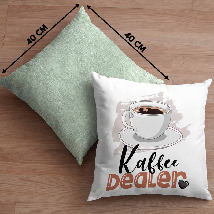 Kaffee Dealer Kissen mit Füllung 40x40 Geschenk für Barista Geburtstag Spruch Geschenkidee Kaffeeverkäufer (Grau) Grün Trendation