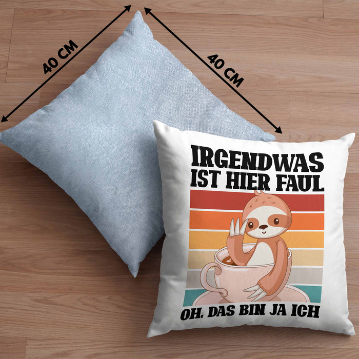 Lustige Kissen mit Füllung 40x40 Irgendwas Ist Hier Faul Geschenk Spruch Faultier Kollegein Kollege Geschenkidee Freundin Freund (Grau) Blau Trendation