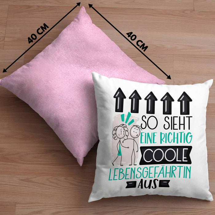 Lebensgefährtin Geschenk Kissen mit Füllung 40x40 Lustig Geschenkidee für Lebensgefährtin Geburtstag So Sieht Eine Richtig Coole Lebensgefährtin Aus Frauen Spruch (Grau) Rosa Trendation