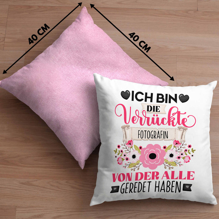 Photografin Kissen mit Füllung 40x40 Geschenk Lustiger Spruch Geschenkidee Ich Bin Die Verrückte Photografin Von Der Alle Geredet Haben (Grau) Rosa Trendation