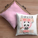 Pandas Kissen mit Füllung 40x40 Geschenk Frauen Ich Bin Bloß Ein Mädchen Das Pandas Liebt Pandaliebhaberin Geschenk Spruch Geburtstag (Grau) Rosa Trendation