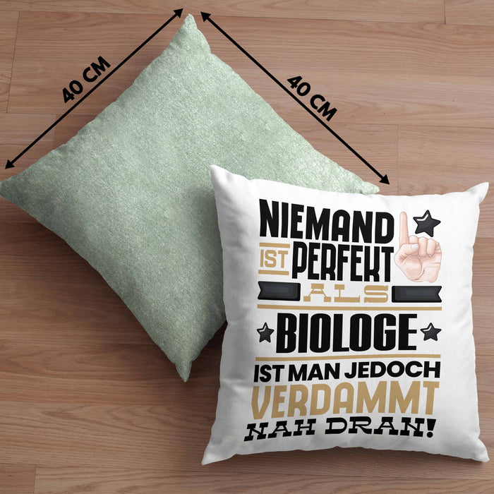 Biologe Geschenk Kissen mit Füllung 40x40 Lustige Geschenkidee für Biologe Geburtstag Niemand Ist Perfekt Aber Als Biologe Ist Man Nah Dran (Grau) Grün Trendation