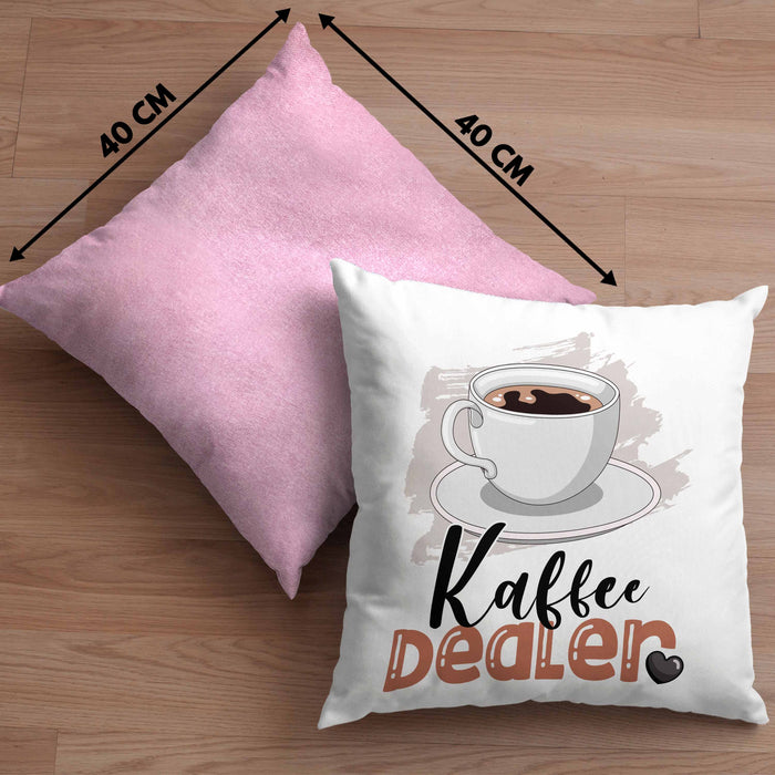 Kaffee Dealer Kissen mit Füllung 40x40 Geschenk für Barista Geburtstag Spruch Geschenkidee Kaffeeverkäufer (Grau) Rosa Trendation