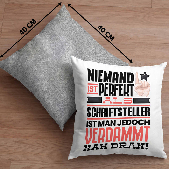 Schriftsteller Geschenk Kissen mit Füllung 40x40 Lustige Geschenkidee für Schriftsteller Geburtstag Niemand Ist Perfekt Aber Als Schriftsteller Ist Man Nah Dran (Grau) Grau Trendation