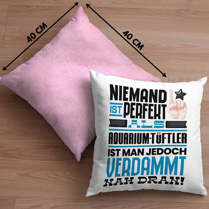 Aquarium-Tüftler Geschenk Kissen mit Füllung 40x40 Lustige Geschenkidee für Aquarium-Tüftler Geburtstag Niemand Ist Perfekt Aber Als Aquarium-Tüftler Ist Man Nah Dran (Grau) Rosa Trendation