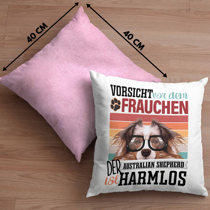 Australian Shepherd Besitzerin Frauchen Kissen mit Füllung 40x40 Geschenk Lustiger Spruch Geschenkidee Vorsicht Vor Dem Frauchen (Grau) Rosa Trendation