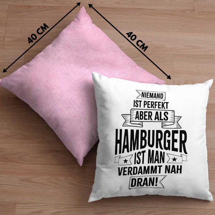 Hamburg Kissen mit Füllung 40x40 Fan Hamburger Geschenkidee Spruch Niemand Ist Perfekt Aber Als Hamburger Ist Man Verdammt Nah Dran (Grau) Rosa Trendation
