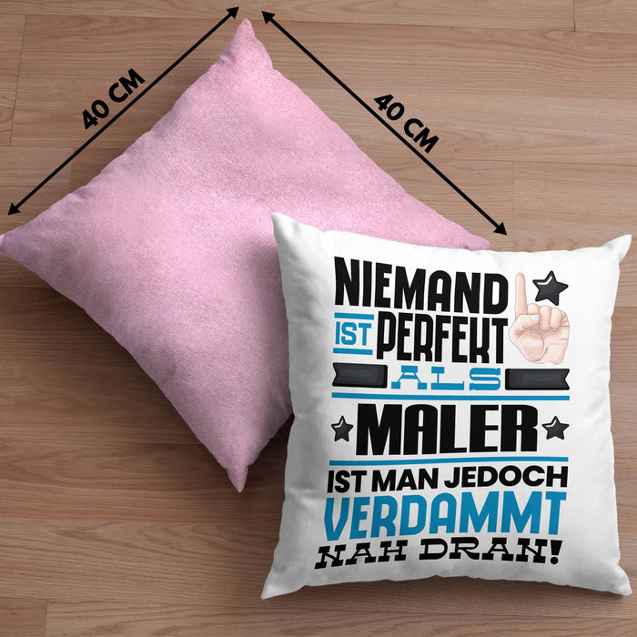 Maler Geschenk Kissen mit Füllung 40x40 Lustige Geschenkidee für Maler Geburtstag Niemand Ist Perfekt Aber Als Maler Ist Man Nah Dran (Grau) Rosa Trendation