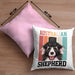 Australian Shepherd Besitzer Kissen mit Füllung 40x40 Geschenk Lustiger Spruch Geschenkidee Retro Vinatge Australian Shepherd (Grau) Rosa Trendation
