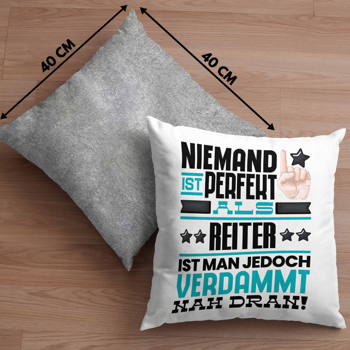 Reiter Geschenk Kissen mit Füllung 40x40 Lustige Geschenkidee für Reiter Geburtstag Niemand Ist Perfekt Aber Als Reiter Ist Man Nah Dran (Grau) Grau Trendation