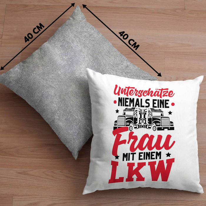 LKW Fahrerin Kissen mit Füllung 40x40 Geschenk Frauen Lastkraftwagen Fahrerin Geschenkidee für Frauen Unterschätze Niemals Eine Frau Mit Einem LKW (Grau) Grau Trendation