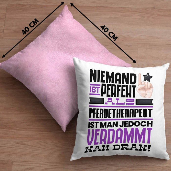Pferdetherapeut Geschenk Kissen mit Füllung 40x40 Lustige Geschenkidee für Pferdetherapeut Geburtstag Niemand Ist Perfekt Aber Als Pferdetherapeut Ist Man Nah Dran (Grau) Rosa Trendation
