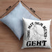 Die Mit Dem Hund Geht Kissen mit Füllung 40x40 Geschenk für Frauchen Hundebesitzerin Geschenkidee (Grau) Blau Trendation