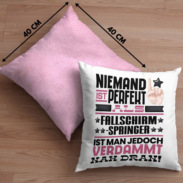 Fallschirmspringer Geschenk Kissen mit Füllung 40x40 Lustige Geschenkidee für Fallschirmspringer Geburtstag Niemand Ist Perfekt Aber Als Fallschirmspringer Ist Man Nah Dran (Grau) Rosa Trendation