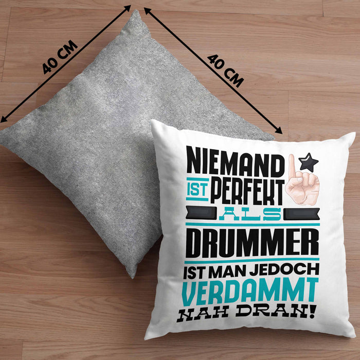 Drummer Geschenk Kissen mit Füllung 40x40 Lustige Geschenkidee für Drummer Geburtstag Niemand Ist Perfekt Aber Als Drummer Ist Man Nah Dran (Grau) Grau Trendation