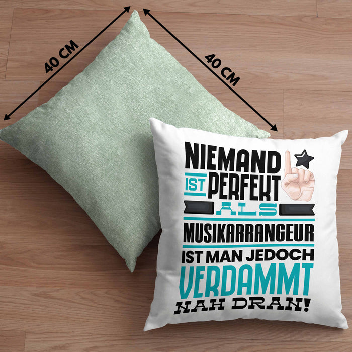 Musikarrangeur Geschenk Kissen mit Füllung 40x40 Lustige Geschenkidee für Musikarrangeur Geburtstag Niemand Ist Perfekt Aber Als Musikarrangeur Ist Man Nah Dran (Grau) Grün Trendation