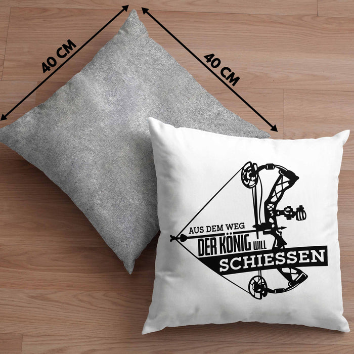 Bogenschießen Kissen mit Füllung 40x40 mit Bogenschütze Spruch - Geschenk für Pfeil und Bogen Fans Aus Dem Weg Der König Will Schießen (Grau) Grau Trendation