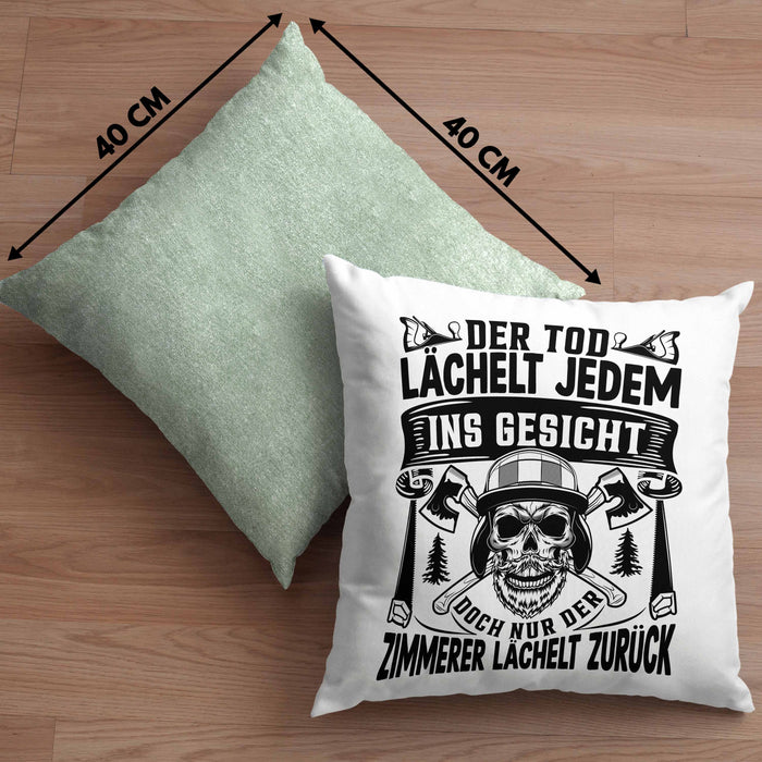 Zimmerer Geschenk Kissen mit Füllung 40x40 Der Tod Lächelt Jedem Ins Gesicht Doch Nur Der Zimmerer Läächelt Zurück (Grau) Grün Trendation