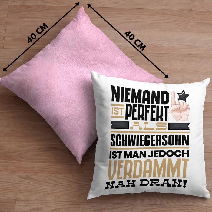 Schwiegersohn Geschenk Kissen mit Füllung 40x40 Lustige Geschenkidee für Schwiegersohn Geburtstag Niemand Ist Perfekt Aber Als Schwiegersohn Ist Man Nah Dran (Grau) Rosa Trendation