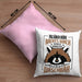Waschbär Kissen mit Füllung 40x40 Geschenk Tagsüber Müde Nachts Wach Lustiger Spruch Frauen Nachtaktiv (Grau) Rosa Trendation