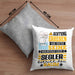 Segler Geschenk Kissen mit Füllung 40x40 Lustiger Spruch Erheben Sie Sich Der Segler Betritt den Raum (Grau) Grau Trendation