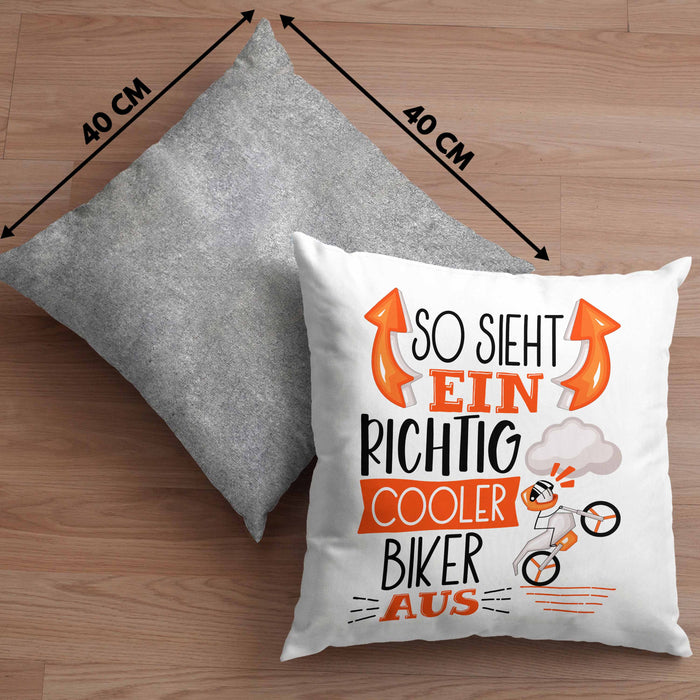 Biker Kissen mit Füllung 40x40 Geschenk So Sieht Ein RIchtig Cooler Biker Aus Geschenkidee Lustiger Spruch Geburtstag (Grau) Grau Trendation