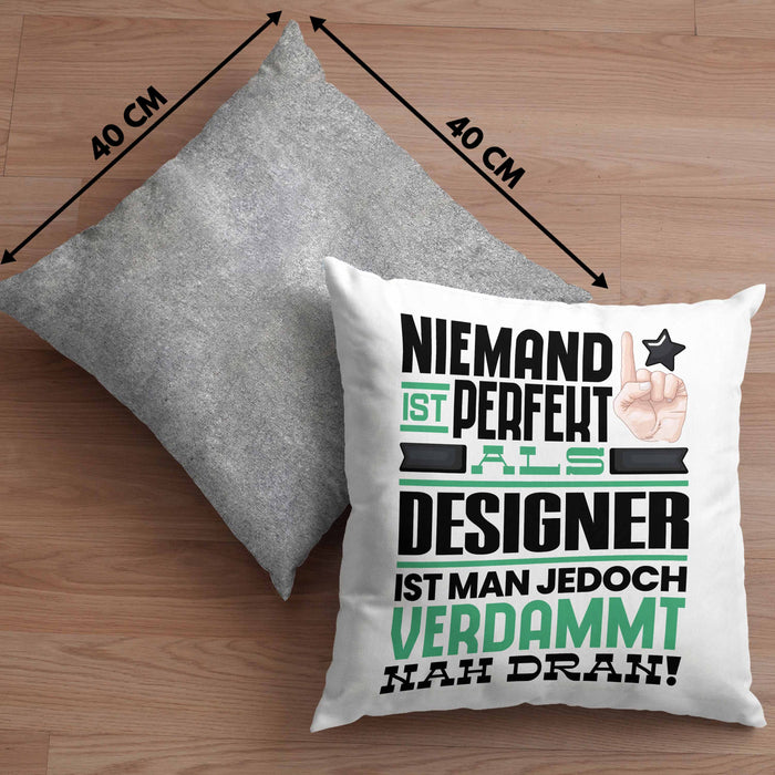 Designer Geschenk Kissen mit Füllung 40x40 Lustige Geschenkidee für Designer Geburtstag Niemand Ist Perfekt Aber Als Designer Ist Man Nah Dran (Grau) Grau Trendation