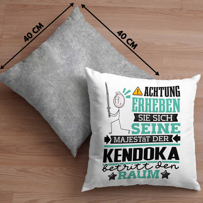 Kendoka Geschenk Kissen mit Füllung 40x40 Lustiger Spruch Erheben Sie Sich Der Kendoka Betritt den Raum (Grau) Grau Trendation