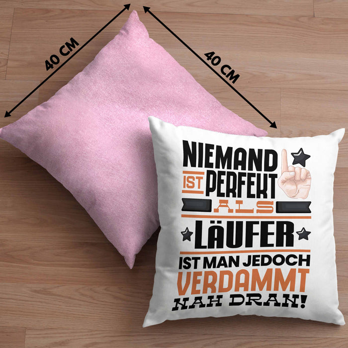 Läufer Geschenk Kissen mit Füllung 40x40 Lustige Geschenkidee für Läufer Geburtstag Niemand Ist Perfekt Aber Als Läufer Ist Man Nah Dran (Grau) Rosa Trendation