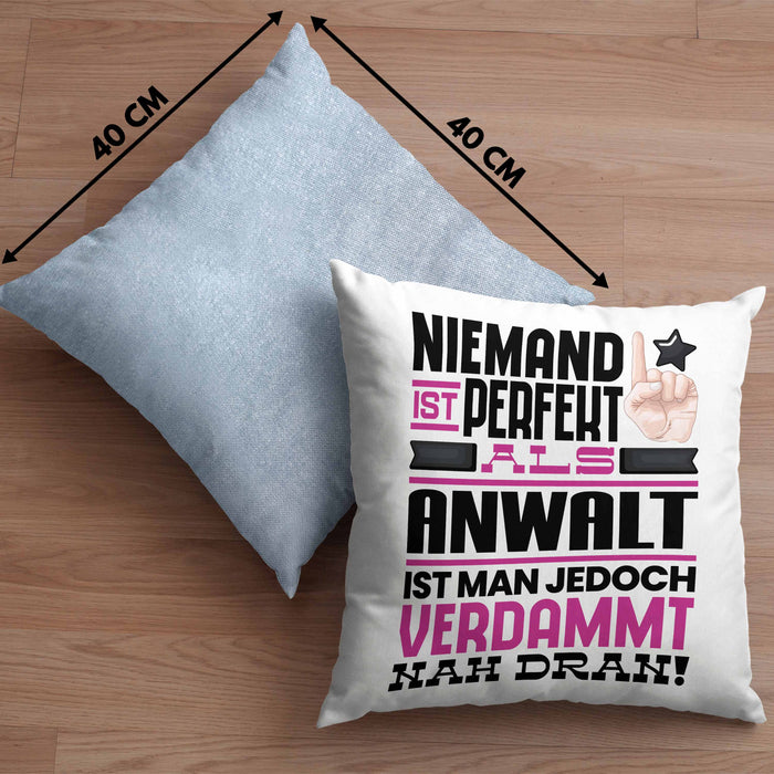 Anwalt Geschenk Kissen mit Füllung 40x40 Lustige Geschenkidee für Anwalt Geburtstag Niemand Ist Perfekt Aber Als Anwalt Ist Man Nah Dran (Grau) Blau Trendation