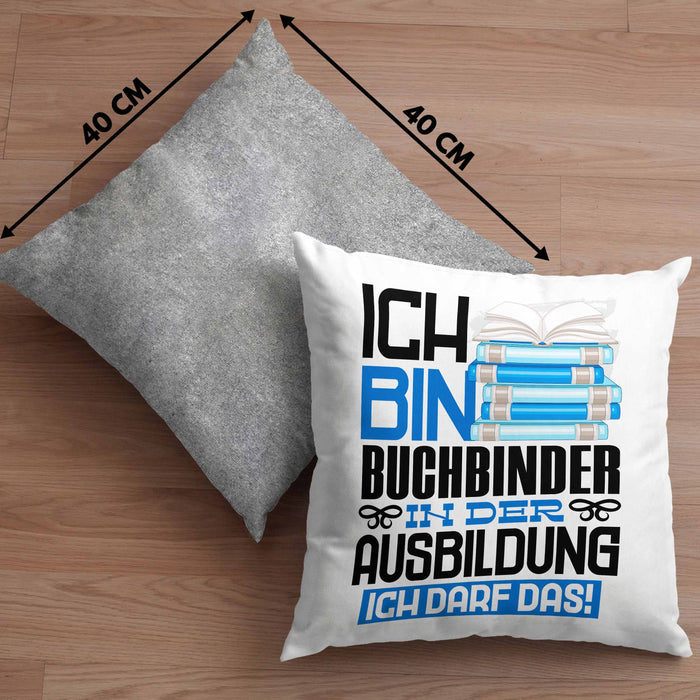 Buchbinder Ausbildung Kissen mit Füllung 40x40 Geschenk Ich Bin Buchbinder In Der Ausbildung Ich Darf Das Geschenkidee Spruch (Grau) Grau Trendation