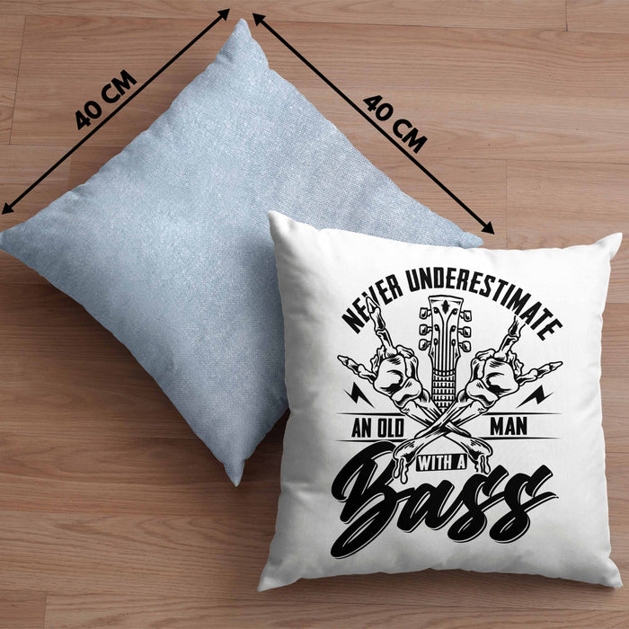 Bassist Kissen mit Füllung 40x40 Geschenk Bass-Spieler Geschenkidee Never Underestimate An Old Man With A Bass (Grau) Blau Trendation