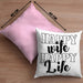 Lustige Kissen mit Füllung 40x40 Geschenk für Ehemann Spruch Happy Wife Happy Life Ehemann Geschenkidee (Grau) Rosa Trendation