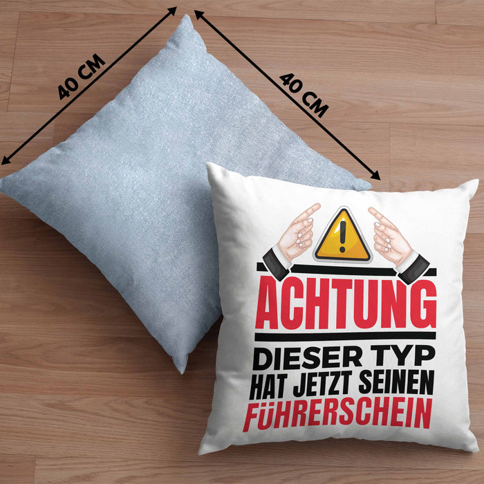 Führerschein Bestanden Geschenk Kissen mit Füllung 40x40 Bestandener Führerschein Achtung Dieser Typ Hat Jetzt Seinen Führerschein Fahrschule (Grau) Blau Trendation