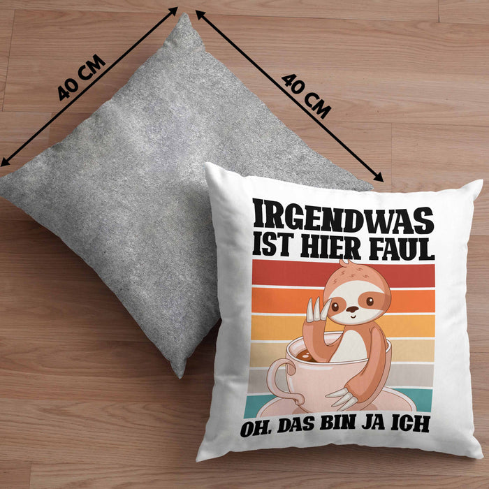 Lustige Kissen mit Füllung 40x40 Irgendwas Ist Hier Faul Geschenk Spruch Faultier Kollegein Kollege Geschenkidee Freundin Freund (Grau) Grau Trendation