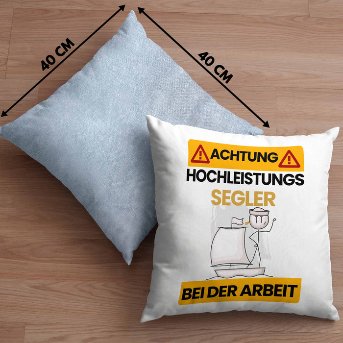 Segler Kissen mit Füllung 40x40 Geschenk Lustiger Spruch Geschenkidee für Segler Achtung Hochleistungs Segler Bei Der Arbeit (Grau) Blau Trendation