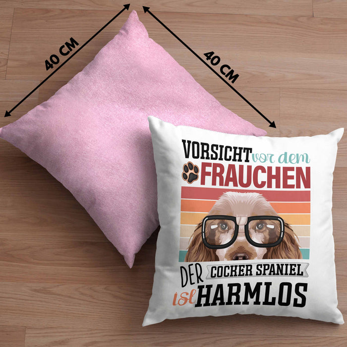 Cocker Spaniel Besitzerin Frauchen Kissen mit Füllung 40x40 Geschenk Lustiger Spruch Geschenkidee Vorsicht Vor Dem Frauchen (Grau) Rosa Trendation